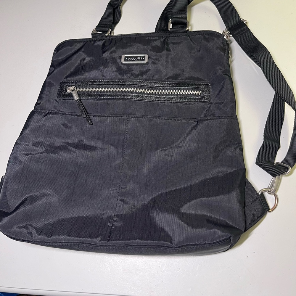 Baggallini Black Messenger Bag.‎